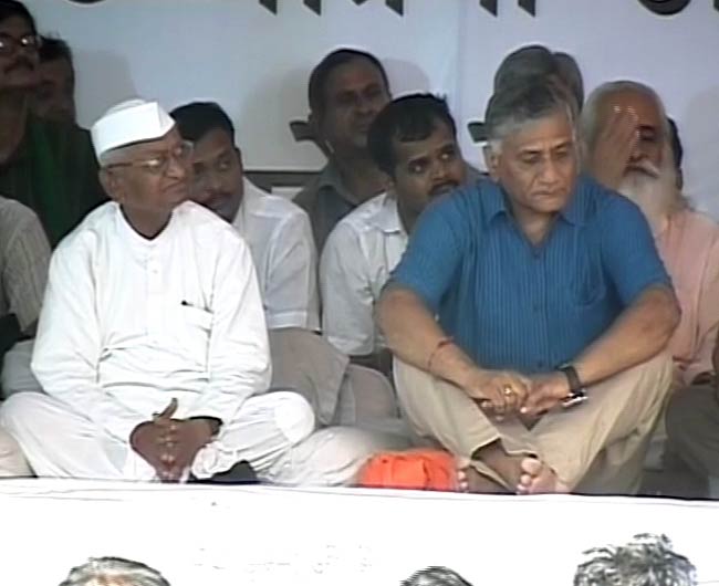 टीम अन्‍ना का अनशन खत्‍म, सियासत शुरू | फोटो: 9th Day