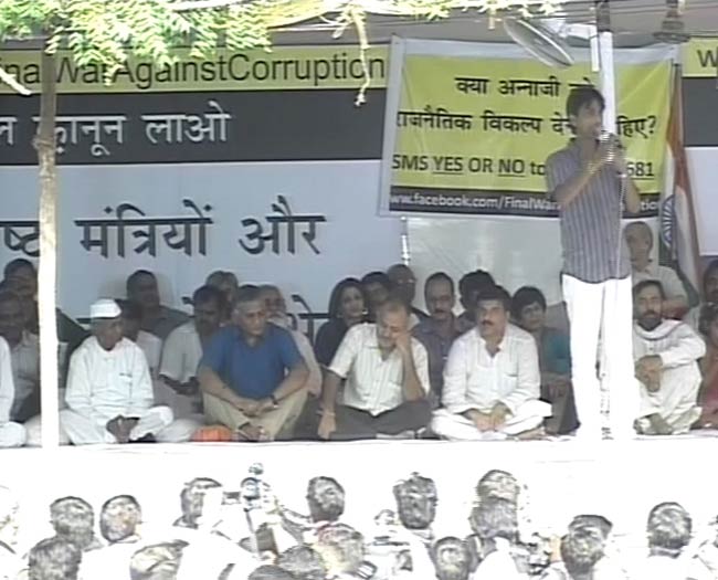 टीम अन्‍ना का अनशन खत्‍म, सियासत शुरू | फोटो: 9th Day