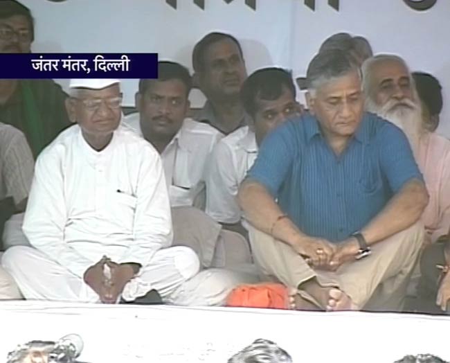 टीम अन्‍ना का अनशन खत्‍म, सियासत शुरू | फोटो: 9th Day