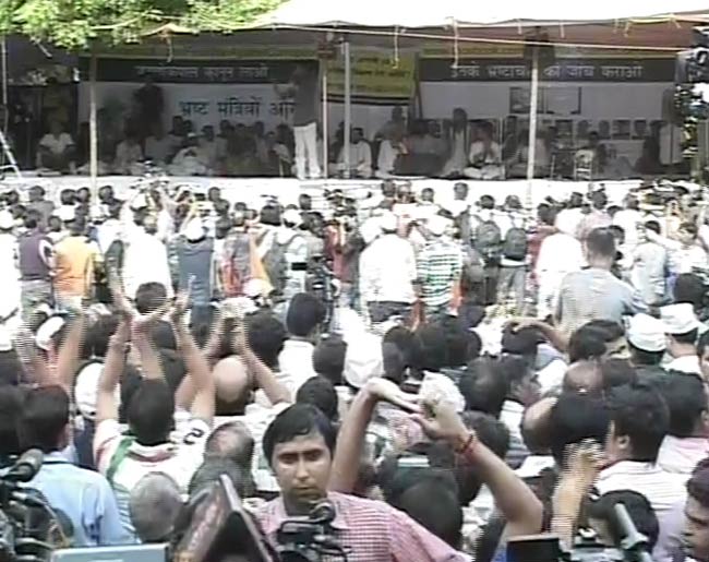 टीम अन्‍ना का अनशन खत्‍म, सियासत शुरू | फोटो: 9th Day