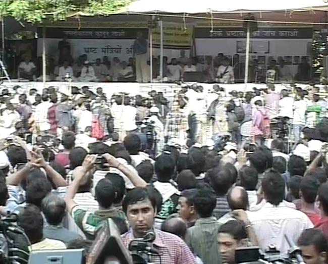 टीम अन्‍ना का अनशन खत्‍म, सियासत शुरू | फोटो: 9th Day