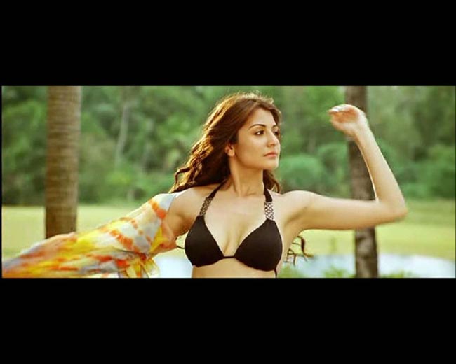 'एफएचएम' के लिए अनुष्का शर्मा का हॉट अवतार | बेस्ट बिकनी बॉडी