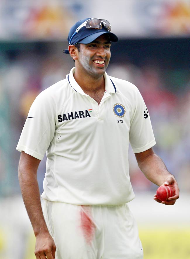 हैदराबाद टेस्ट Day-3: अश्विन-ओझा की फिरकी में फंसे कीवी