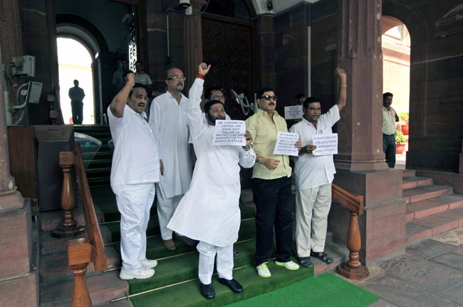 कर्नाटक से पूर्वोत्तर वासियों का पलायन जारी  | असम हिंसा