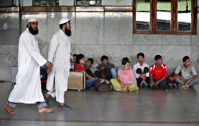 कर्नाटक से पूर्वोत्तर वासियों का पलायन जारी  | असम हिंसा