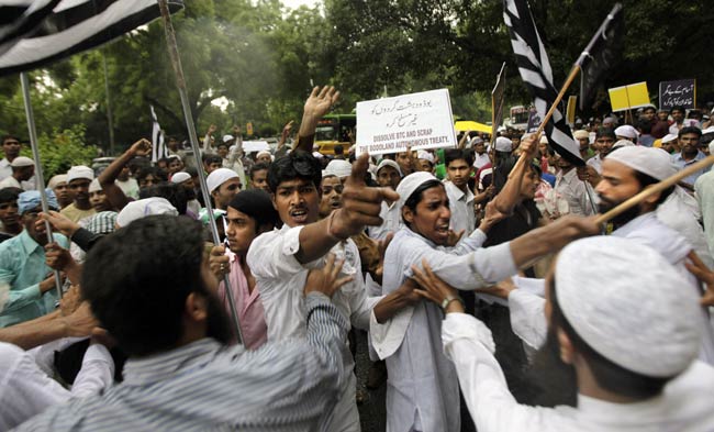 कर्नाटक से पूर्वोत्तर वासियों का पलायन जारी  | असम हिंसा