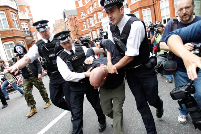 जूलियन असांज को इक्‍वाडोर ने दी राजनीतिक शरण