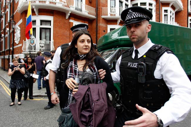 जूलियन असांज को इक्‍वाडोर ने दी राजनीतिक शरण