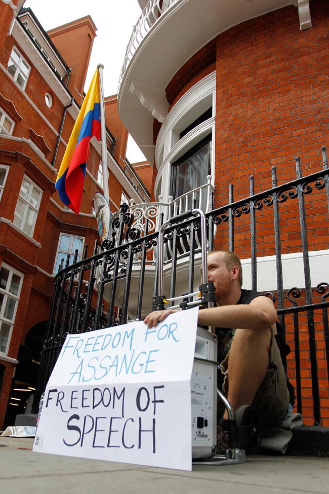 जूलियन असांज को इक्‍वाडोर ने दी राजनीतिक शरण