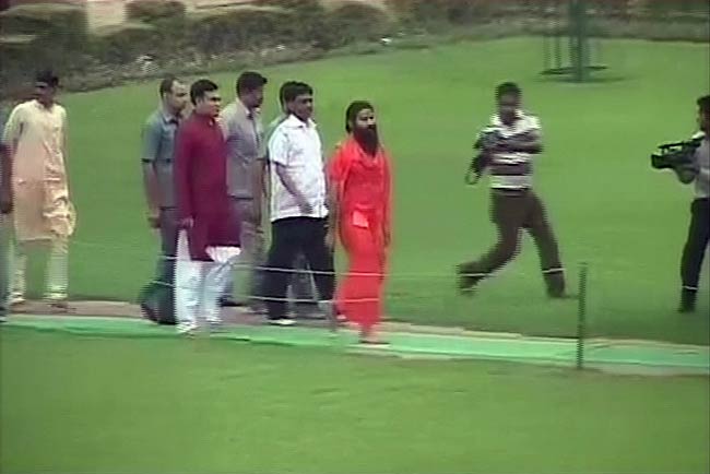 रामदेव के आंदोलन पर टिकी जनता की आस | पहले दिन का अपडेट