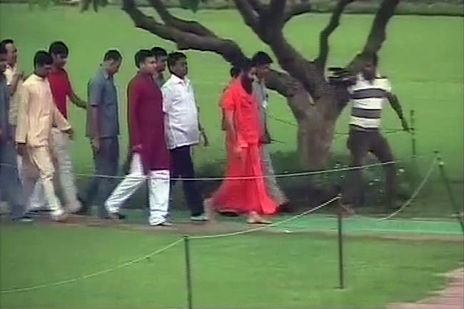 रामदेव के आंदोलन पर टिकी जनता की आस | पहले दिन का अपडेट