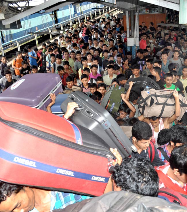 कर्नाटक से पूर्वोत्तर वासियों का पलायन जारी  | असम हिंसा