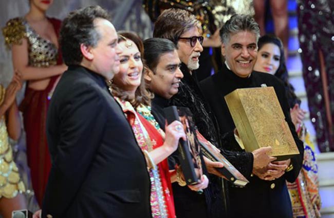 मुकेश अंबानी की पार्टी में बॉलीवुड का जलवा | रैंप पर बिग बी