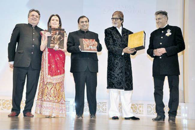 मुकेश अंबानी की पार्टी में बॉलीवुड का जलवा | रैंप पर बिग बी