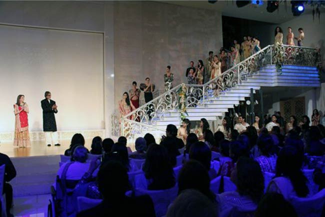 मुकेश अंबानी की पार्टी में बॉलीवुड का जलवा | रैंप पर बिग बी