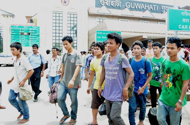 कर्नाटक से पूर्वोत्तर वासियों का पलायन जारी  | असम हिंसा