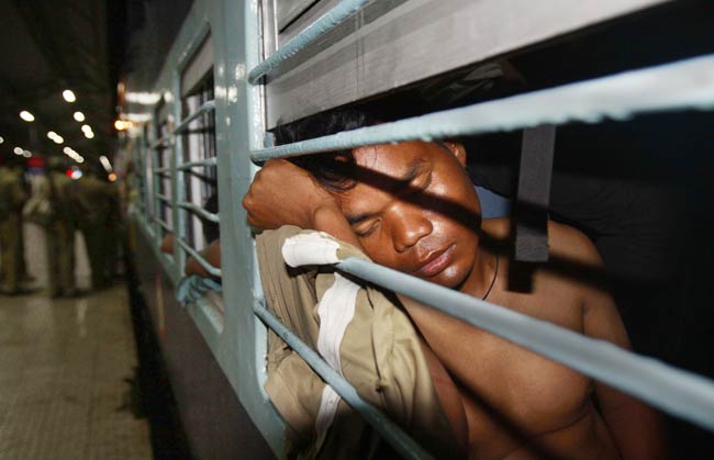 कर्नाटक से पूर्वोत्तर वासियों का पलायन जारी  | असम हिंसा