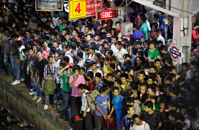 कर्नाटक से पूर्वोत्तर वासियों का पलायन जारी  | असम हिंसा