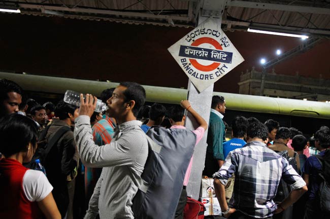 कर्नाटक से पूर्वोत्तर वासियों का पलायन जारी  | असम हिंसा