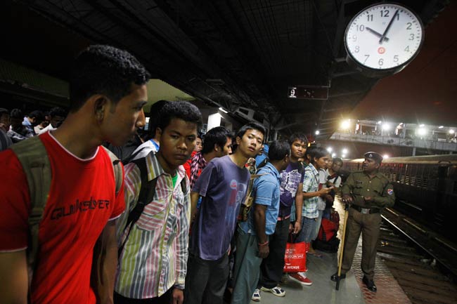 कर्नाटक से पूर्वोत्तर वासियों का पलायन जारी  | असम हिंसा