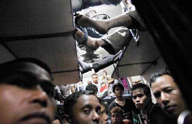 कर्नाटक से पूर्वोत्तर वासियों का पलायन जारी  | असम हिंसा