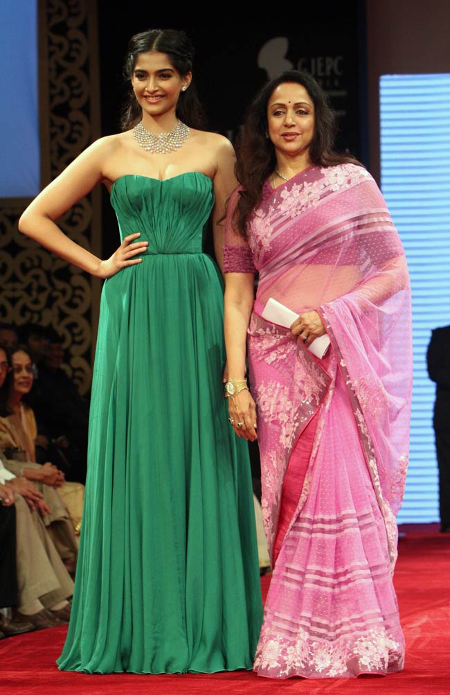 इंडिया इंटरनेशनल ज्‍वेलरी वीक में सितारों का जलवा