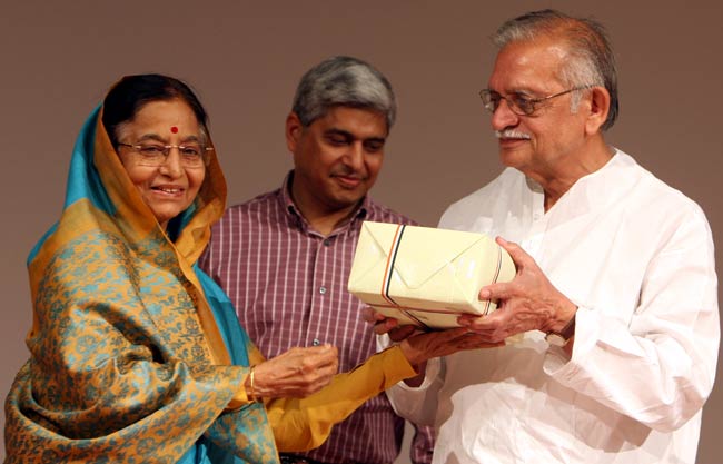 तस्‍वीरों में गुलजार का सफरनामा...| गजल सम्राट