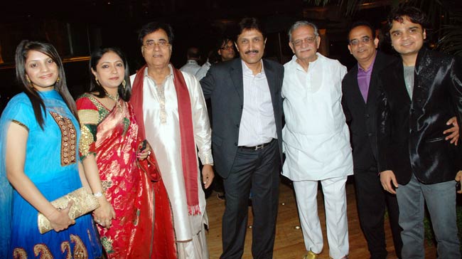 तस्‍वीरों में गुलजार का सफरनामा...| गजल सम्राट