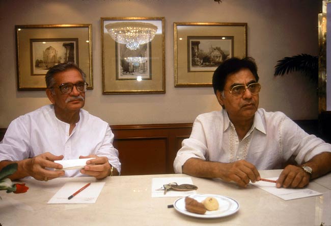 तस्‍वीरों में गुलजार का सफरनामा...| गजल सम्राट