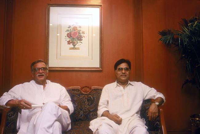 तस्‍वीरों में गुलजार का सफरनामा...| गजल सम्राट