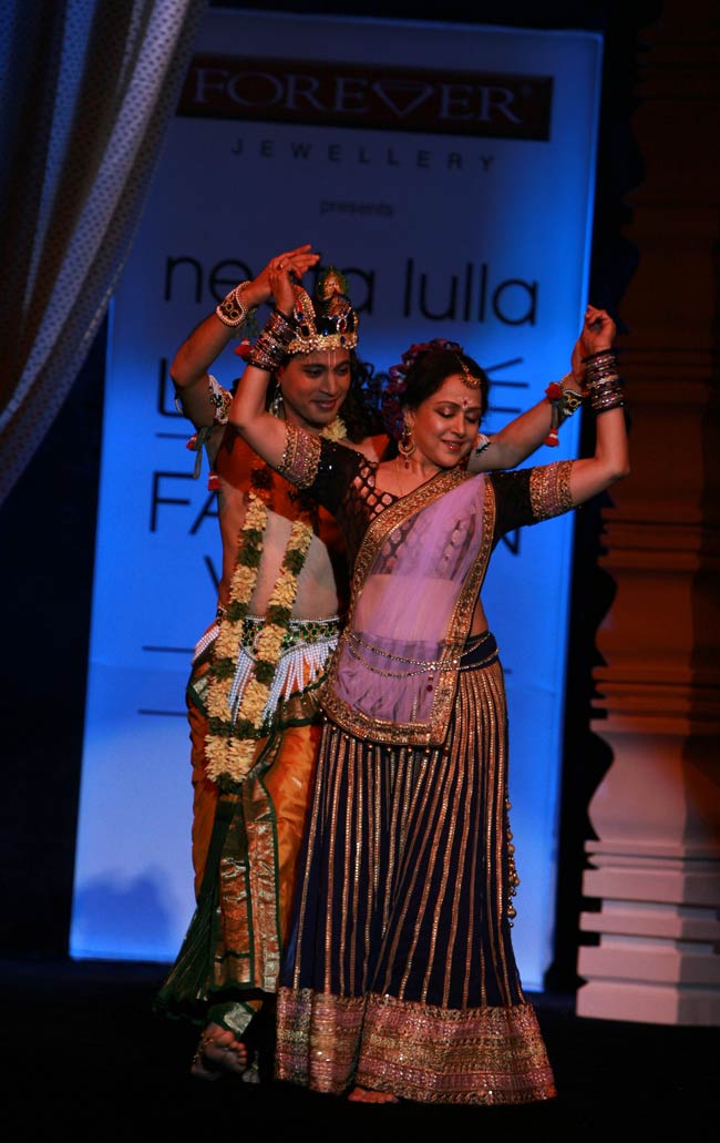 लैक्‍मे फैशन वीक के अंतिम दिन करीना का जलवा | विशेष कवरेज