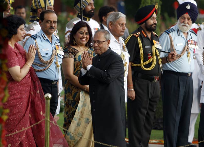 राष्‍ट्रपति प्रणब मुखर्जी की टी-पार्टी में पहुंचे नेता