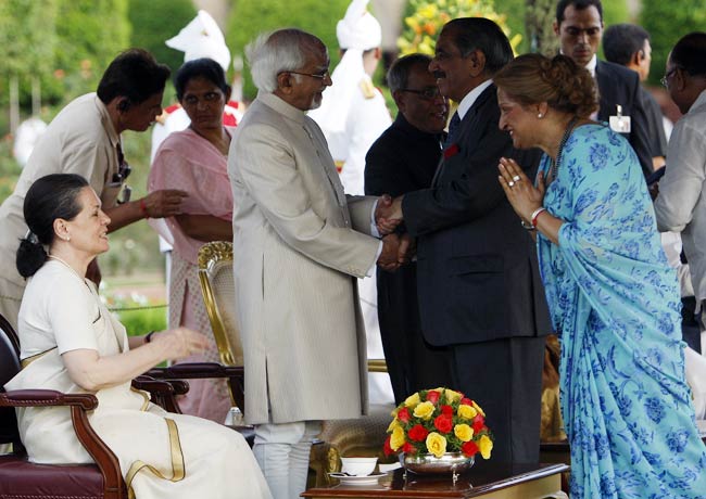 राष्‍ट्रपति प्रणब मुखर्जी की टी-पार्टी में पहुंचे नेता