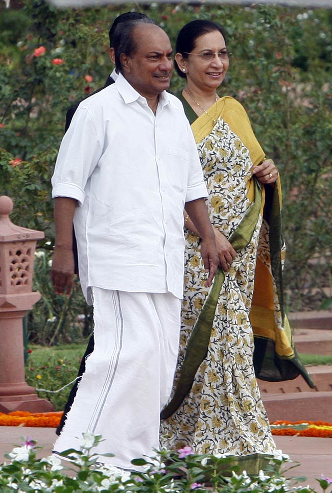 राष्‍ट्रपति प्रणब मुखर्जी की टी-पार्टी में पहुंचे नेता