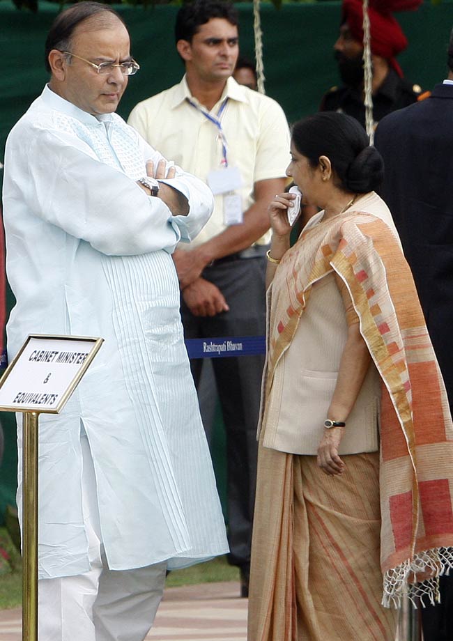 राष्‍ट्रपति प्रणब मुखर्जी की टी-पार्टी में पहुंचे नेता