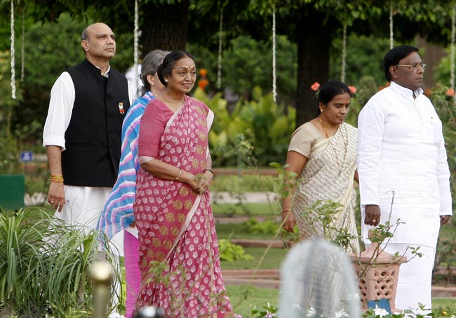 राष्‍ट्रपति प्रणब मुखर्जी की टी-पार्टी में पहुंचे नेता