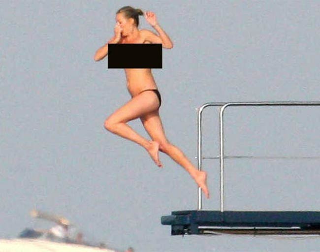 छुट्टियां बिता रही केट मॉस हुई टॉपलेस  | न्यूड से परहेज नहीं