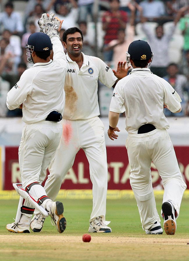 हैदराबाद टेस्ट में भारत ने न्यूजीलैंड को रौंदा | पढ़ें