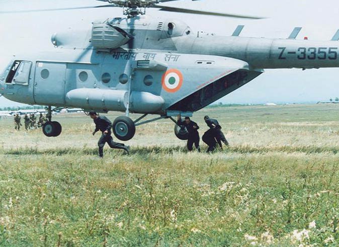 एयरफोर्स में खास भूमिका निभाता है एमआई-17 हेलीकॉप्‍टर