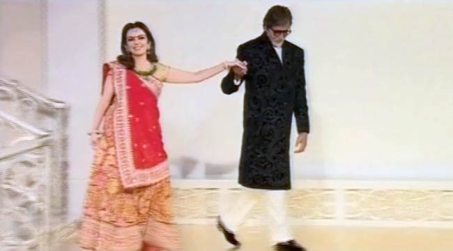 मुकेश अंबानी की पार्टी में बॉलीवुड का जलवा | रैंप पर बिग बी