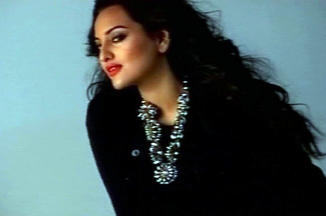 ज्यादा ग्लैमरस और हॉट अवतार में सोनाक्षी | अनदेखी सोनाक्षी