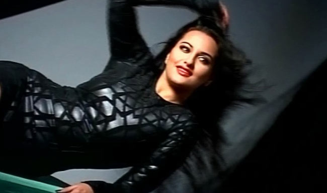 ज्यादा ग्लैमरस और हॉट अवतार में सोनाक्षी | अनदेखी सोनाक्षी