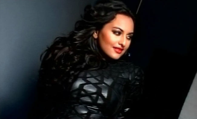 ज्यादा ग्लैमरस और हॉट अवतार में सोनाक्षी | अनदेखी सोनाक्षी