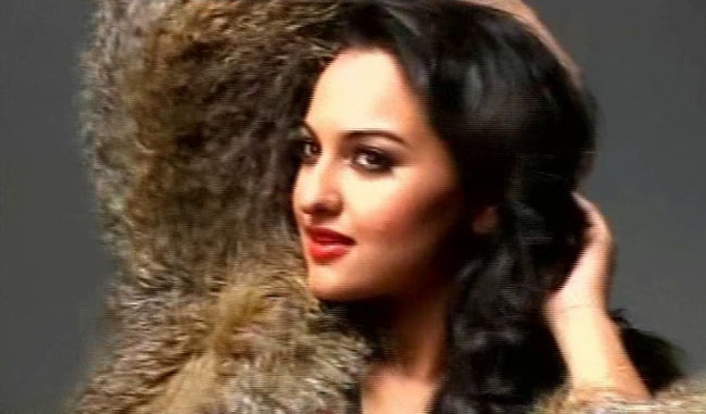 ज्यादा ग्लैमरस और हॉट अवतार में सोनाक्षी | अनदेखी सोनाक्षी