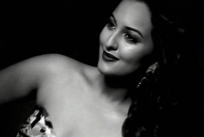 ज्यादा ग्लैमरस और हॉट अवतार में सोनाक्षी | अनदेखी सोनाक्षी