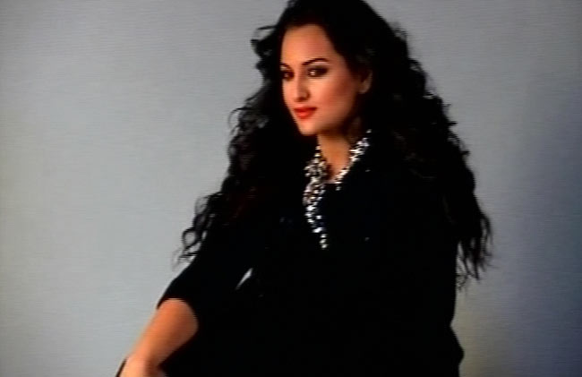 ज्यादा ग्लैमरस और हॉट अवतार में सोनाक्षी | अनदेखी सोनाक्षी