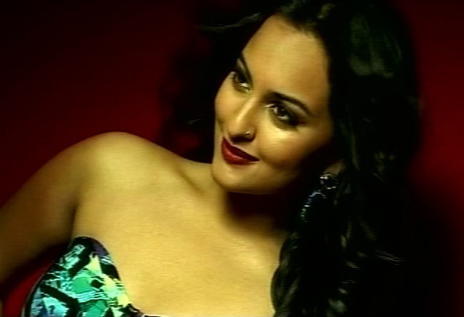 ज्यादा ग्लैमरस और हॉट अवतार में सोनाक्षी | अनदेखी सोनाक्षी