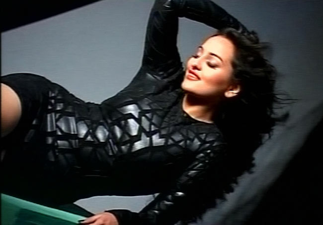 ज्यादा ग्लैमरस और हॉट अवतार में सोनाक्षी | अनदेखी सोनाक्षी