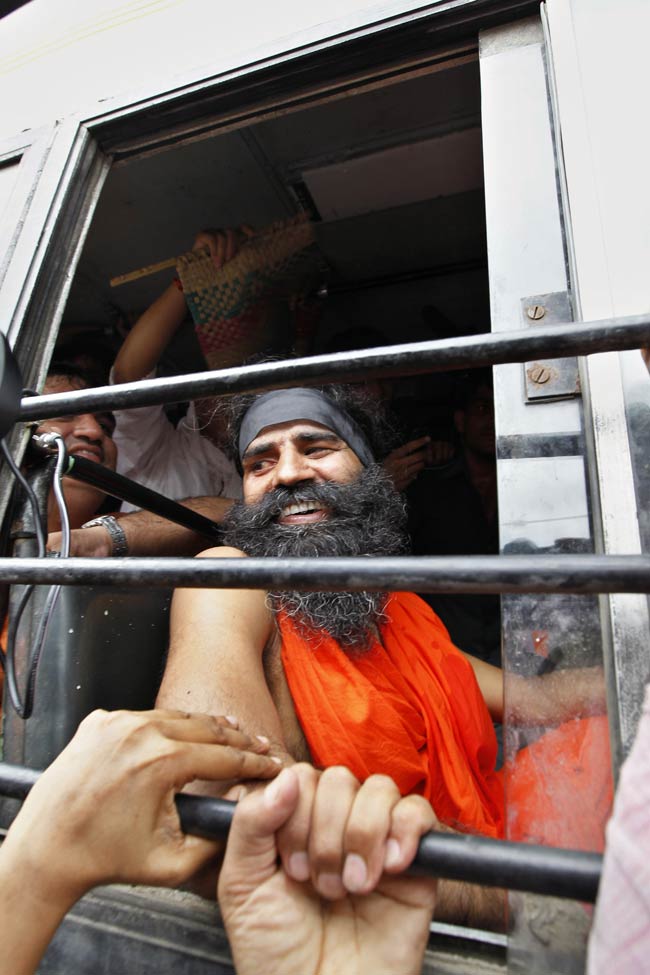 तस्‍वीरों में देखें कैसे गिरफ्तार हुए बाबा रामदेव | फोटो