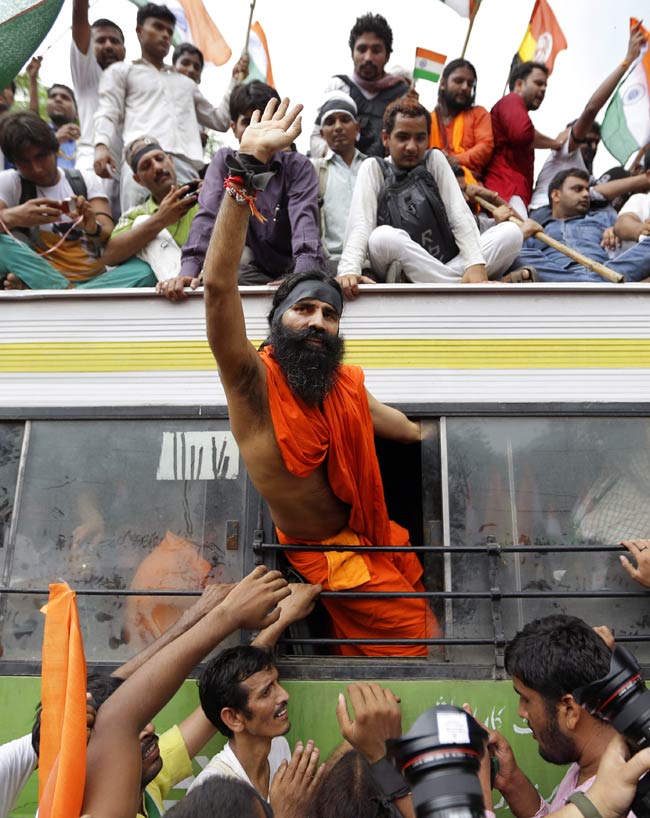 तस्‍वीरों में देखें कैसे गिरफ्तार हुए बाबा रामदेव | फोटो